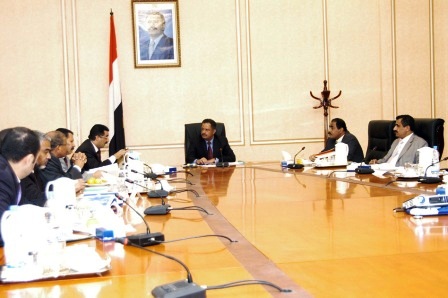 رئيس الوزراء لدى ترؤسه اجتماع اللجنة العليا للطاقة أمس